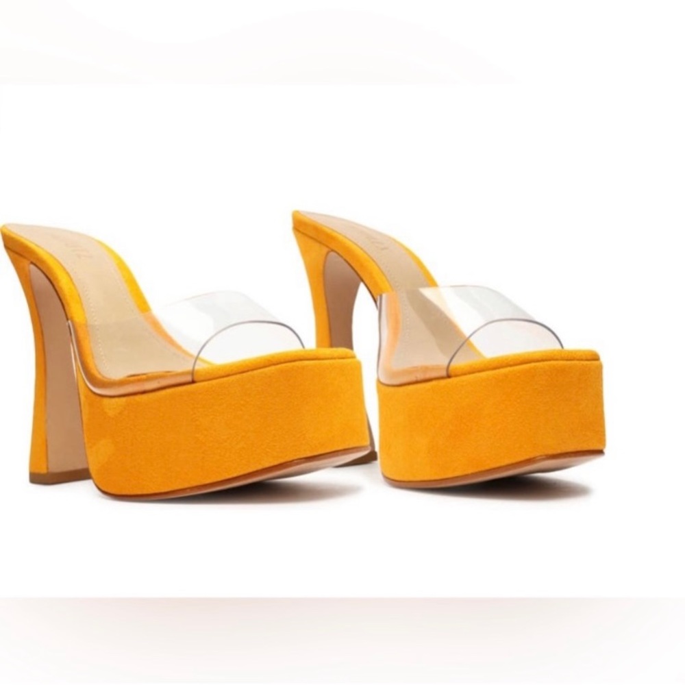 🧡Trend Alert🧡Orange is the color of the season. These shoes are showstoppers.